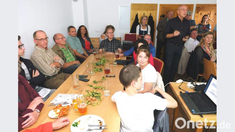 Eingebettet in ein Zoigl-Fest informierten im Dammbauernhaus Stadtpfarrer Thomas Jeschner und Architekt Armin Juretzka (stehend, Zweiter von rechts) über die Gründe zum Verkauf des alten Pfarrheimes und die ersten Planungen für den Neubau auf dem Grundstück des ehemaligen Feuerwehrhauses. Bild: do
