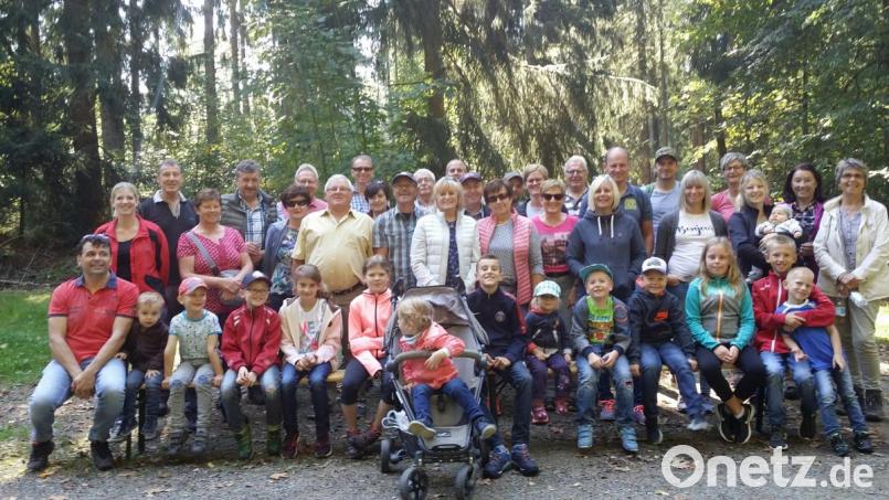 Eine große Gruppe macht sich auf den Weg nach Ödschönlind. Bild: exb