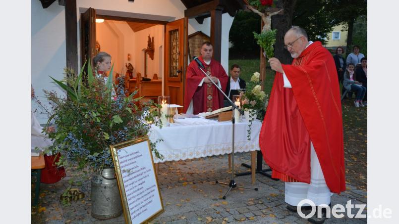 Stadtpfarrer Anton Witt (rechts) segnete ein gesticktes „Vater unser“. Hinter dem Altar Kaplan Dr. Matthias Nowotny. Bild: jr