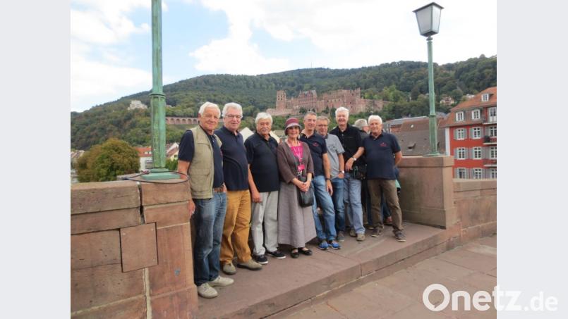 Die RCler bei der Stadtführung in Heidelberg vor der Kulisse des weltberühmten Schlosses. Bild: grm