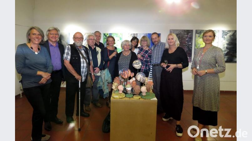 Nicht alle der 31 Künstler, die in Bayreuth ausstellen, konnten bei der Vernissage dabei sein. Aber Vorsitzende Irene Fritz (li.) und der Bayreuther Künstler Armin Friedrich-Braun (3 v. li.), der die Ausstellungsräume vermittelt hat, freuten sich dennoch über viele Gäste. . Bild: ubb