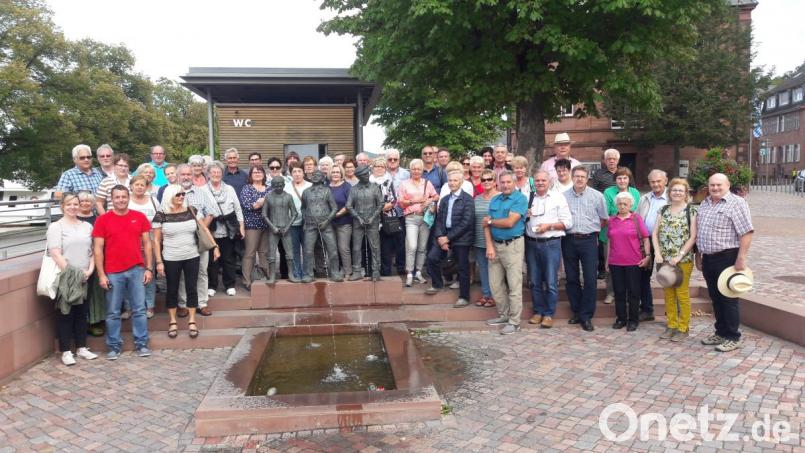Um die Drei Staffel-Brunzer, der Stadt-Brunnen von Miltenberg am Main-Ufer, versammelt sich die SPD-Reisegruppe aus Schnaittenbach mit Annette Pruy und Uwe Bergmann (vorne von links) für ein Gruppenfoto. Bild: ads