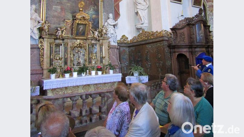 Am Seitenaltar der Rosenkranzmadonna ist das Marienbild flankiert von der Statuen ihrer Eltern, von Mutter Anna (rechts) und Vater Joachim Bild: sck