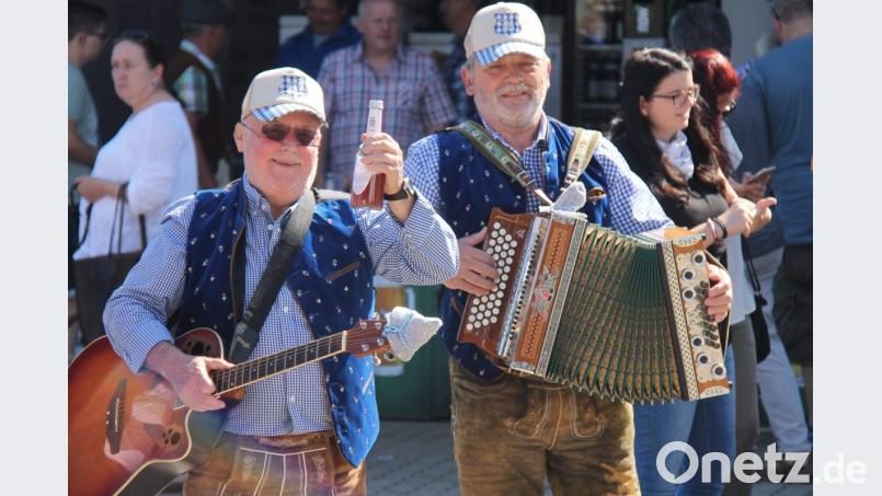 „Die weißblauen Buam“ sorgten für musikalische Unterhaltung und wanderten von Ort zu Ort. Bild: dl