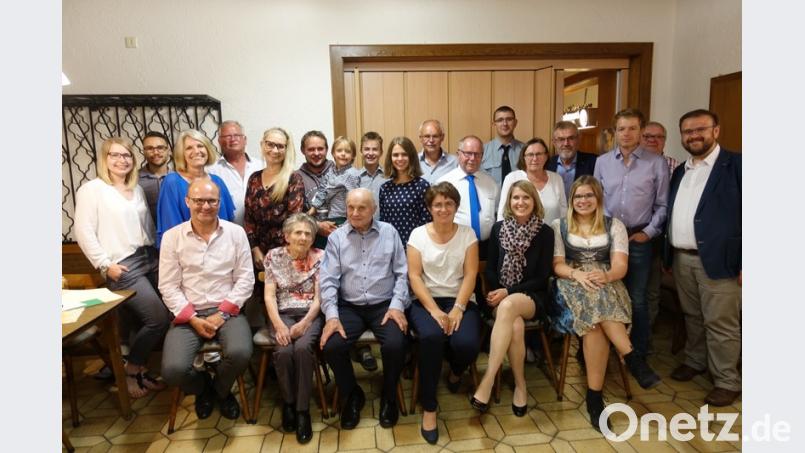 Neben der Familie nimmt Hans Schraml (mit Ehefrau Anni; vorne, Dritter und Zweite von links) die Glückwünsche zahlreicher Vereinsvertreter entgegen. Für die Kommune gratuliert Bürgermeister Josef Etterer (Fünfter von rechts) dem ehemaligen Bauhofmitarbeiter. Bild: miu