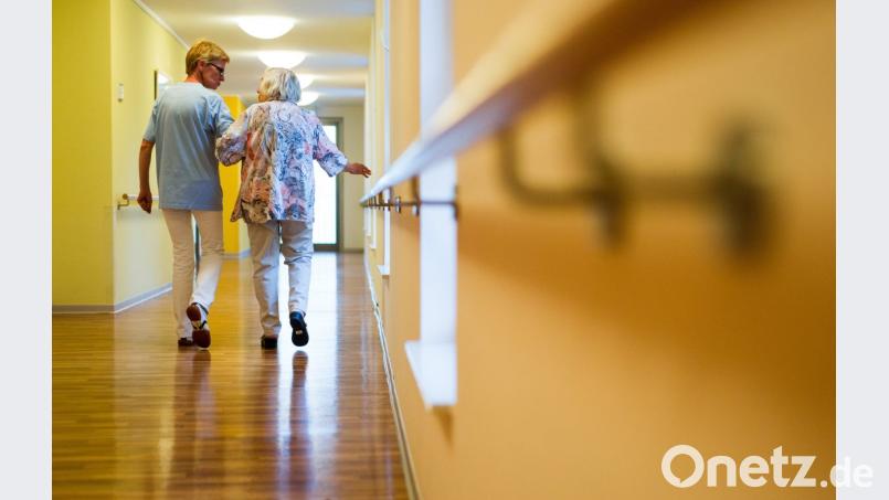 Die Pflege geht neue Wege: In Bayern soll es in spätestens fünf Jahren einen Rechtsanspruch auf einen Pflegeplatz geben. Profitieren sollen davon altersunabhängig alle Betroffenen ab Pflegestufe 2. Das beschloss der Ministerrat am Dienstag. Bild: Christoph Schmidt/dpa