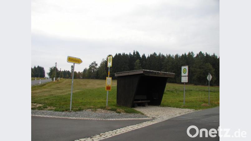 Recht finster ist die Örtlichkeit, an der Kinder und Jugendliche auf den Schulbus warten. Vielleicht steht hier eines Tages eine Laterne. Bild: gis