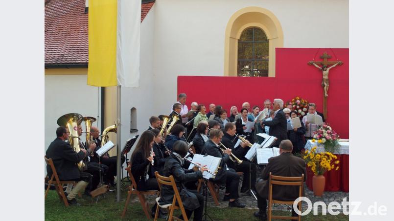 Der Ensdorfer Kirchenchor St. Jakobus und die Don-Bosco-Blaskapelle umrahmten musikalisch den Gottesdienst. Bild: sön