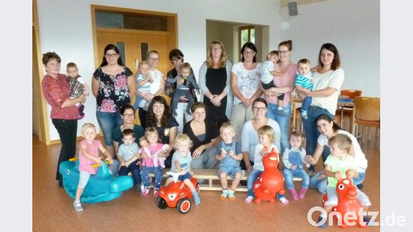Die Kinder und Mütter der Eltern-Kind-Gruppen treffen sich nun wieder regelmäßig mit Leiterin Karin Meier (links). Bild: lts