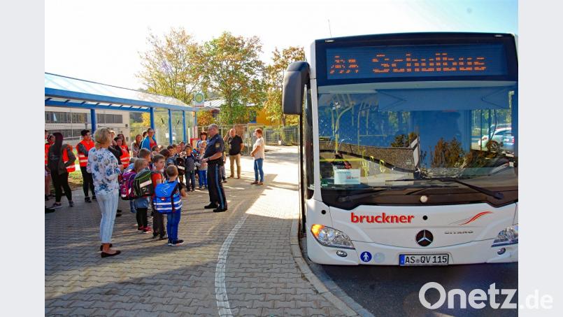 Das richtige Verhalten an der Haltestelle und im Bus brachte Polizei-Verkehrserzieher Uwe Aulinger den Schülern und Schulbuslotsen des Sonderpädagogischen Förderzentrums am Dienstag bei. Bild: Andreas Royer
