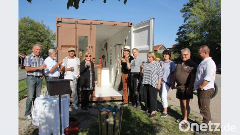 Nach der Mitgliederversammlung wurde an der „kleinsten Kunsthalle der Welt“ die neue Ausstellung &quot;Wenn der Hackstock blüht - der Stock in der Welt und in der Kunst&quot;&quot; eröffnet. Bild: frd