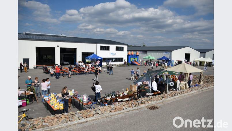 Das sonnige Wetter bietet die besten Voraussetzungen für die erste Schnaittenbacher Gewerbeschau. Bild: nag