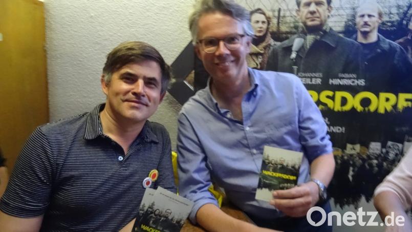 Oliver Haffner (links) und Ingo Fliess freuen sich: Ihr Wackersdorf-Film ist bei der Vorpremiere in Sulzbach-Rosenberg gut angekommen. Bild: hka