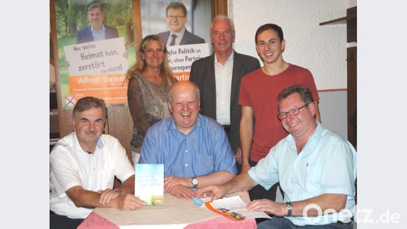 ÖDP-Landesvorsitzender Klaus Mrasek (Mitte, sitzend) erläuterte die Eckpunkte des Landtagswahlprogramms. Die Kandidaten der ÖDP für die Landtags- und Bezirkstagsliste (von links) Alfred Damm, Heidi Eckl, Arnold Kimnmerl, Felix Sailer sowie Bürgermeister Martin Prey stellten sich und ihre Schwerpunkte vor. Bild: weu