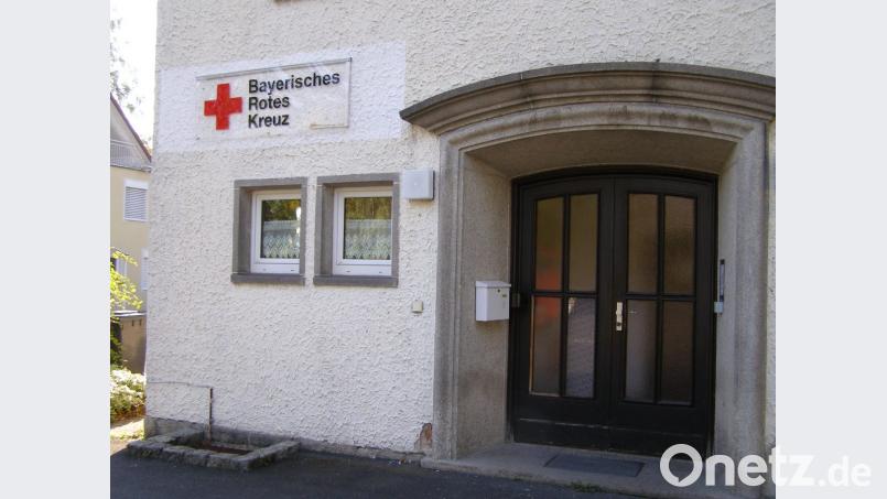 Der Haupteingang der Rettungswache an der Stegwiesenstraße. Dort war früher auch der Rettungswagen stationiert. Dessen Verlegung nach Mitterteich bezeichnete Karlheinz Hoyer jetzt im Stadtrat als &quot;reines Politikum&quot;. Bild: pz