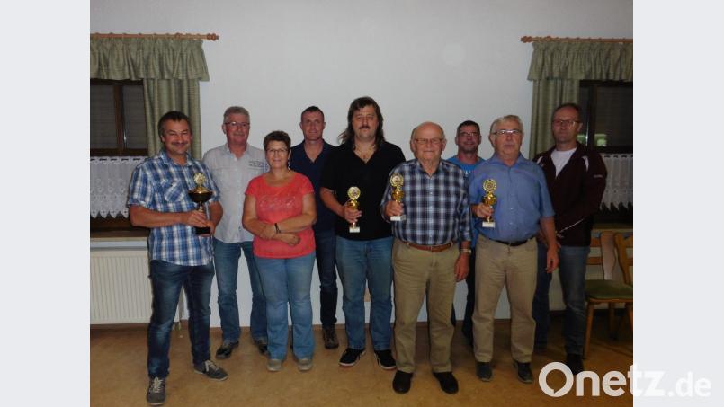 Bei der Siegerehrung (von links): Zweiter Schützenmeister Markus Götz, Josef Schirbl, Christa Schirbl, Jürgen Pröm, Gut-Pris-Vorsitzender Josef Fellner, Georg Schönberger, Christian Ertl, Hans Schmidschneider sowie Erhard Fellner. Bild: exb