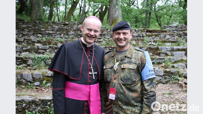 Stabsfeldwebel und Leuchtenberger Bürgermeister Anton Kappl (rechts) mit dem Militärbischof für die deutsche Bundeswehr, Franz-Josef Overbeck. Bild: Anton Kappl