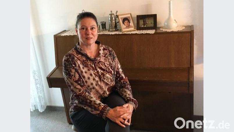 Heike Mincolelli möchte den Erlös aus der Wohnungsauflösung ihres verstorbenen Vaters an das Tierheim in Amberg spenden. Auch das Klavier kann erworben werden. Bild: kmo