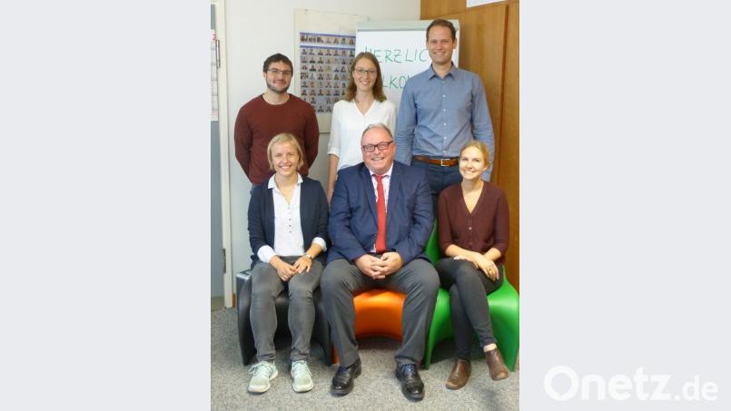 Willkommen am OHG: Das Bild zeigt hinten von links die Studienreferendare Patrick Bachmann und Evelyn Veil sowie Studienrat Tobias Ebert. Vorne von links Studienreferendarin Verena Bachmann, Schulleiter Studiendirektor Stefan Niedermeier und Studienrätin Ronya Semrau. Bild: exb