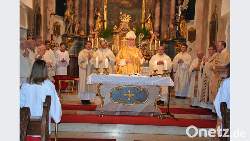 Elf Geistliche standen mit Weihbischof Dr. Josef Graf am Altar. Bild: jr