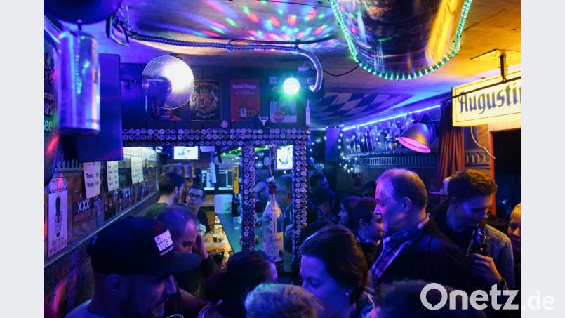 Im "Trailer 1531" feiern die Besucher während der Musikpausen. Bild: exb