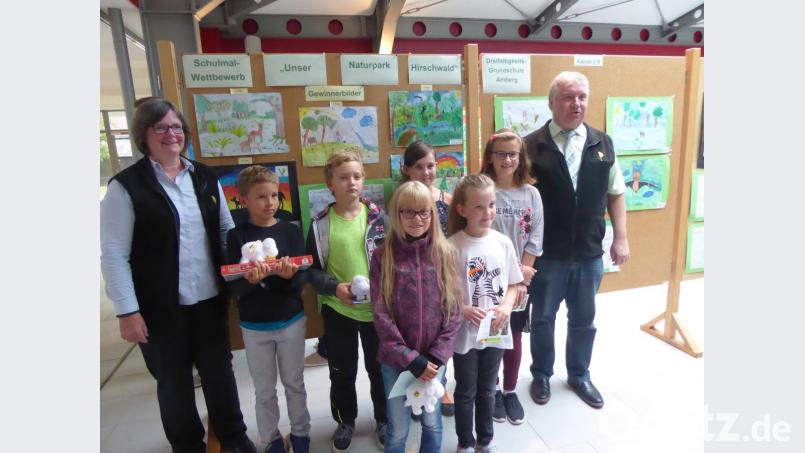 Die Sieger des Malwettbewerbs mit Isabel Lautenschlager und Markus Dollacker. Bild: exb