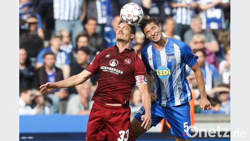 Auf Augenhöhe habe sich der Club in den vergangenen drei Partien in der Bundesliga verkauft: Der Chef der Innenverteidigung, Georg Margreitter (links), traut seinen Kollegen beim 1. FC Nürnberg noch einiges mehr in der aktuellen Saison zu. Bild: Jörg Carstensen/dpa Bild: agentur_dpa