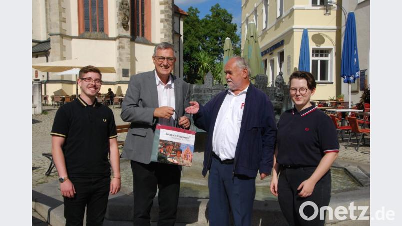 Übergabe des Begrüßungsgeschenks mit (von links) Marius J. Brey, Bernd Riexinger, Wolfgang Bernt und Eva Kappl. Bild: Andreas Royer