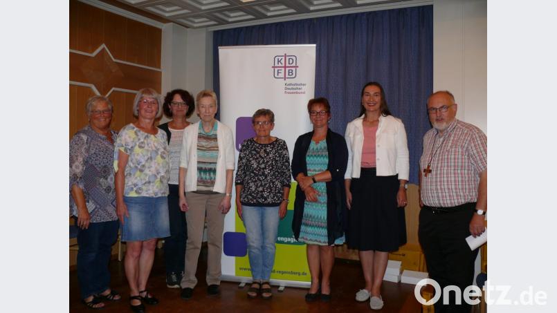 Der neue und der alte Vorstand. Von links Brigitte Weig, Erna Weis, Monika Sommer, Margareta Nies, Herta Neugierg, Luitgard Hartl, Karin Uschold-Müller und Geistlicher Beirat Pfarrer Anton Witt. Bild: kgg