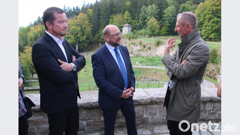 Jörg Skriebeleit (rechts) führt die SPD-Politiker Martin Schulz (Mitte) und Uli Grötsch durch die KZ-Gedenkstätte. Bild: jrh