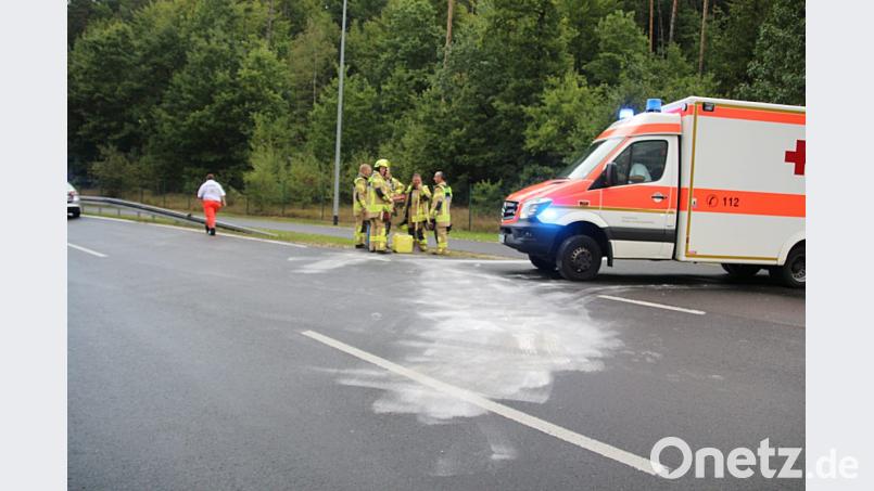 Zwischen Netzaberg und der Lagerzufahrt Gate 20 kommt es am Mittwochmorgen zu einem Unfall: Ein Motorradfahrer rutscht auf der regennassen Fahrbahn aus, stürzt und rutscht über die Gegenspur in die Schutzplanke. Bild: jma