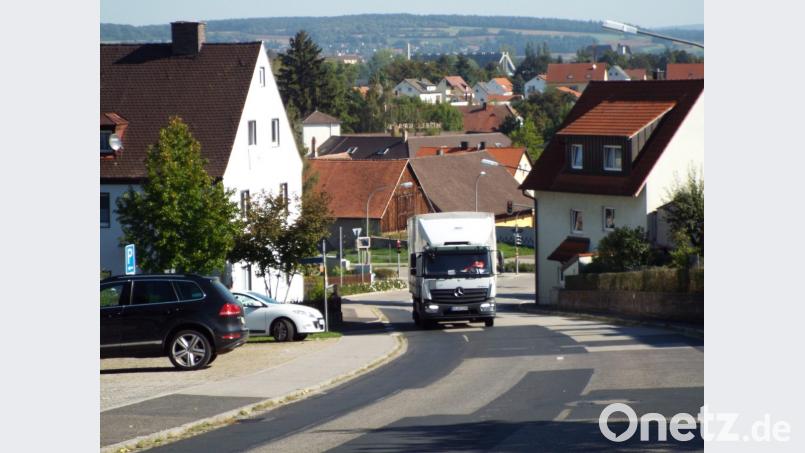 Schwerlastverkehr Köferinger Straße Haselmühl, rechts der Kindergarten. Bild: e