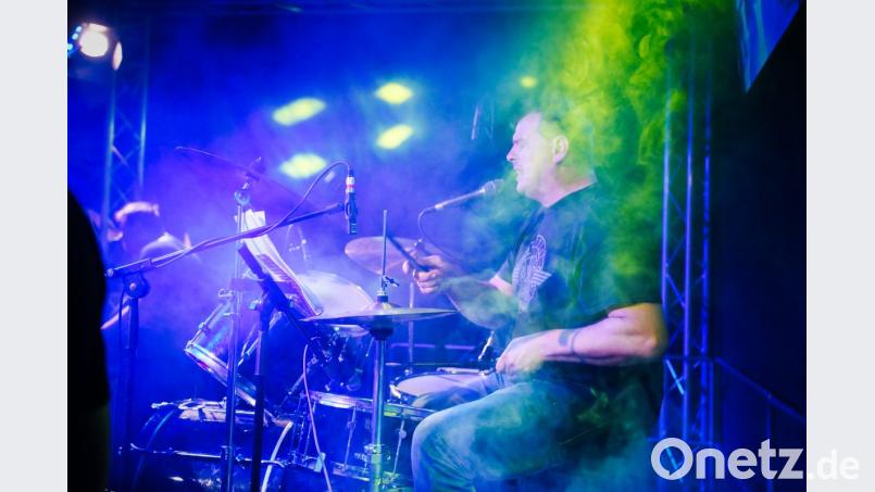 Die "Beppo Johnson Lio Band" rockt auf der Bühne, was das Zeug hält. Bild: exb