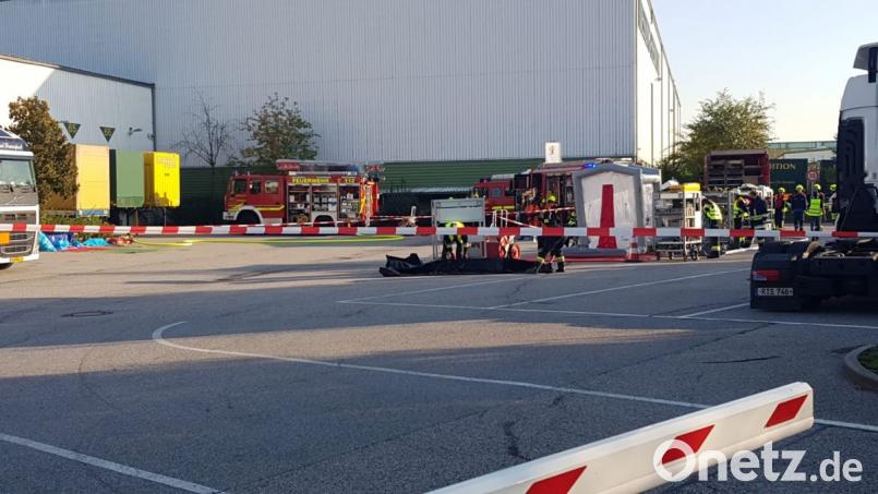Großeinsatz in Regenstauf wegen einer ätzenden Flüssigkeit. Bild: Alexander Auer