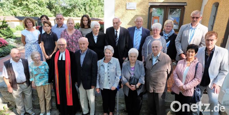 Pfarrer Hans-Peter Pauckstadt-Künkler und die Ehejubelpaare stellten sich nach dem Gottesdienst zu einem Erinnerungsfoto zusammen. Bild: wlr
