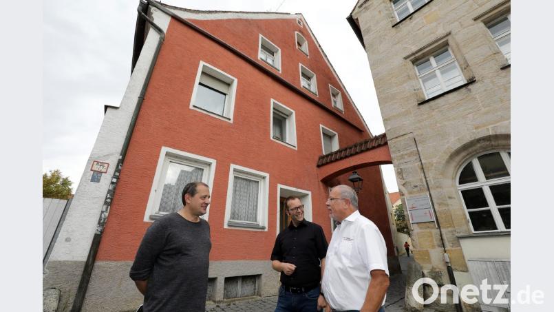 Pfarrer Thomas Helm (Mitte), Architekt Georg Zunner (links) und Kirchenpfleger Josef Beer vor dem künftigen Domizil. Bild: Wolfgang Steinbacher