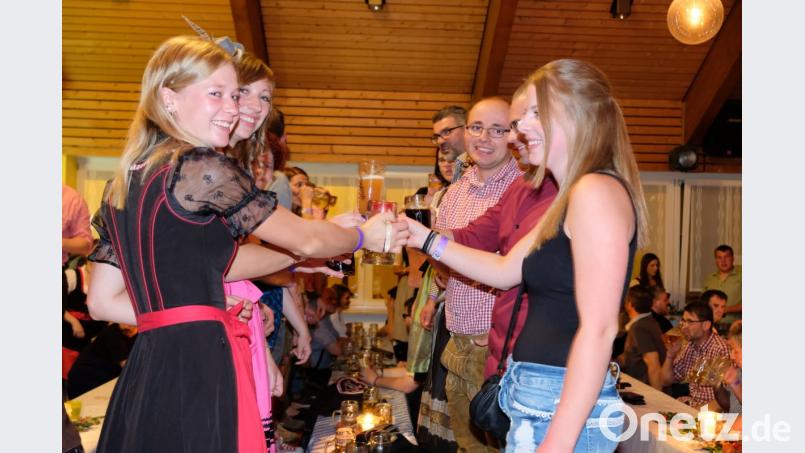 Das Zuprosten in Saal und Bar wird zum Dauerhit. Bild: do