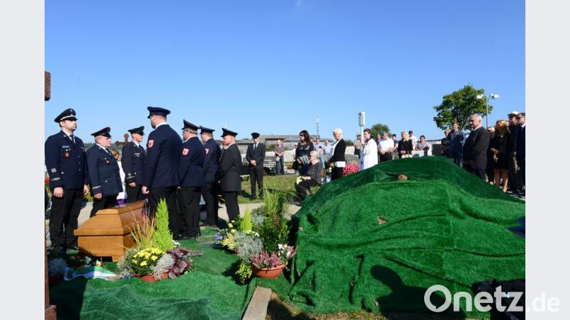 Franz Georg Döpper von Hirschberg ist im Friedhof Luhe beigesetzt. Seine Mutter, Freifrau Maria Katharina von Hirschberg (sitzend) nimmt mit den Vereinsabordnungen, Freunden und Bekannten Abschied vom Verstorbenen. Bild: bey