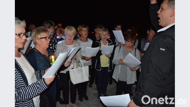 Den musikalischen Rahmen gestaltete die Chorgemeinschaft Konnersreuth/Mitterteich/Leonberg unter der Leitung von Matthias Schraml (rechts). Bild: jr