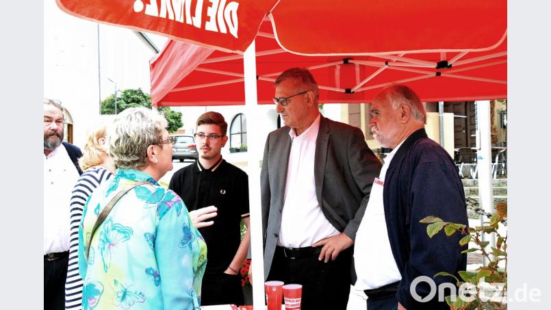 Das Gespräch mit den Bürgern suchten die Vertreter der Linkspartei (von rechts) Landtagskandidat Wolfgang Bernt, Bundesvorsitzender Bernd Riexinger sowie Landtagskandidat Marius J. Brey. Bild: Andreas Royer