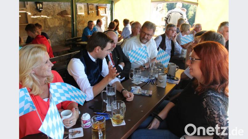 Stephan Oetzinger (Zweiter von links) beim Biergarten-Gespräch mit Andrea Lang, Altbürgermeister Albert Kick, Bürgermeister Johann Maurer (von links) und der CSU-Ortsvorsitzenden Marina Hirnet (rechts). Bild: pi