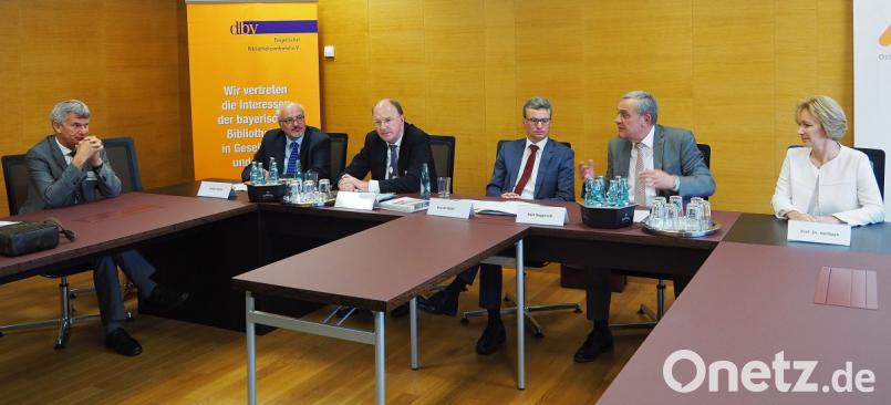 Pressekonferenz zur Eröffnung des bayrischen Bibliothekstags. Teilnehmer (von links) Ralf Brugbauer, Direktor der Bayreuther Universitätsbibliothek; Ralph Deifel, Leiter der Landesfachstelle für das öffentliche Bibliothekswesen; Klaus Ceynowa, Generaldirektor der Bayrischen Staatsbibliothek, Kultusminister Bernd Sibler, Oberbürgermeister Kurt Seggewiß von Weiden und OTH-Vizepräsidentin Christiane Hellbach Bild: Bühner