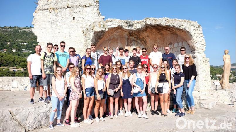 Die Schülergruppe des Stiftland-Gymnasiums mit den Lehrkräften Silvia Gräf (rechts, hintere Reihe) und Thomas Zölch (links, hintere Reihe) in Nizza. Bild: exb