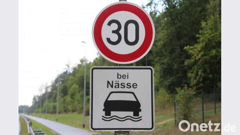 Ein Warnschild weist auf die angebrachte Geschwindigkeit bei Nässe hin. Bild: jma