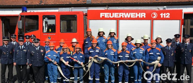 Die erfolgreichen Jugendlichen der beiden Wehren mit (von rechts) den Jugendwarten Joachim Gradl (Pleußen) und Johannes Schmid (Mitterteich) sowie Vorstandsmitglied Armin Degelmann und (von links) den Kommandanten Wolfgang Haberkorn (Pleußen) und Franz Bauernfeind (Mitterteich), Kreisbrandmeister Albert Fröhlich, Andreas Kraus, Günther Sommer und Kreisbrandmeister Dieter Höfer. Bild: jr