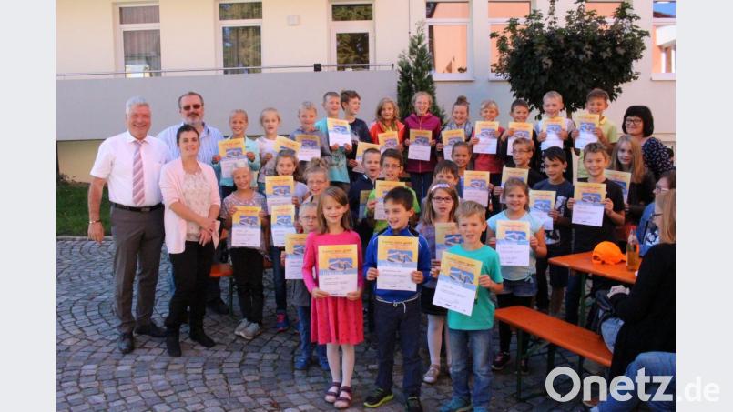 Stolz präsentieren die Mädchen und Buben ihre Urkunden, die sie für fleißiges Lesen erhalten haben. Bild: Lowak