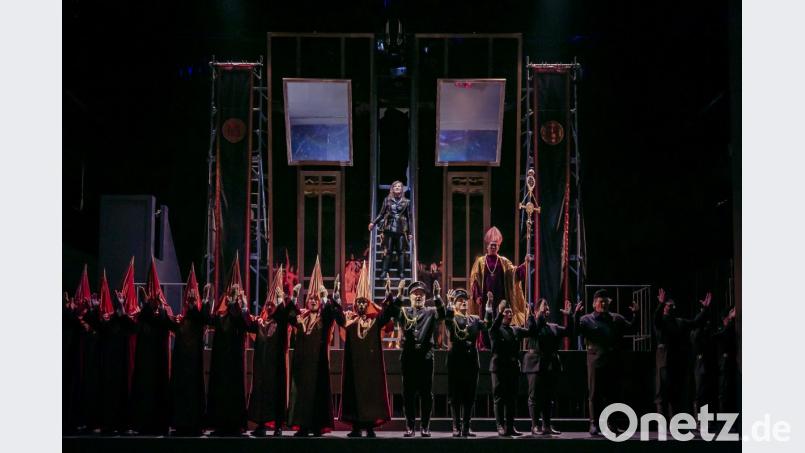 Die Anspielungen an die Moderne sind in Rares Zaharias Neunszenierung von Verdis Oper „Nabucco“ nicht zu übersehen. Bild: Jochen Quast