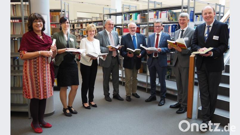 Treffpunkt mit dem Kultusminister Berd Sibler (Sechster von links) in der OTH-Bibliothek. Mit dabei (von links) Christina Michel und Stephanie Grimm (OTH), OTH Vizepräsidentin Chrstiane Hellbach, Oberbürgermeister Kurt Seggewiß, der Leiter der Landesfachstelle für das öffentliche Bibliothekswesen Ralph Deifel, der Direktor der Universitätsbibliothek Bayreuth Ralf Brugbauer und der Generaldirektor der Bayerischen Staatsbibliothek Klaus Ceynowa. Bild: Bühner