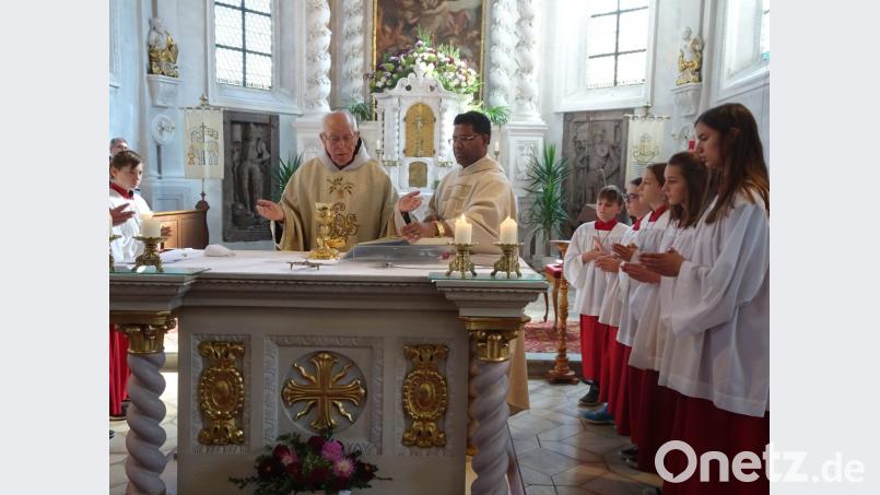 Feierten gemeinsam den Jubiläumsgottesdienst: Pater Dagobert Scharf (links) und Stadtpfarrer Pater Georg Parambilthadathil. Bild: hm