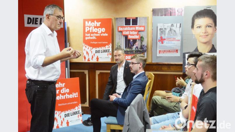Viele junge Leute kommen in den Bräuwirt, um mit Linken-Parteivorsitzenden Bernd Riexinger, dem Direktkandidaten für den Stimmkreis Weiden Ali Zant und für die Landesliste, Marius Brey (von links), zu reden. Bild: Gabi Schönberger